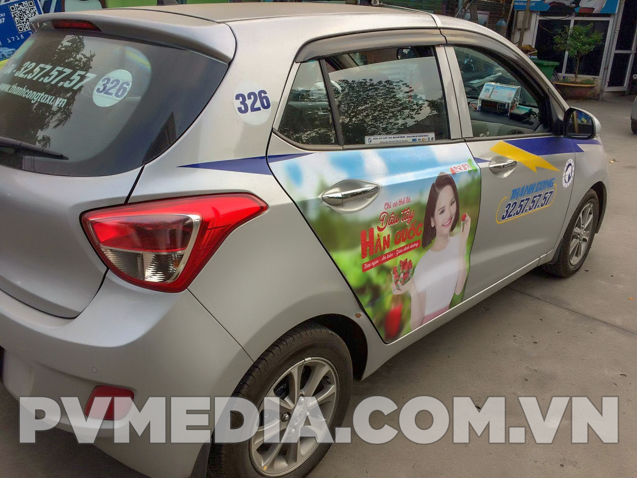 Nghiệm thu quảng cáo nhãn hiệu Dâu Tây Hàn Quốc trên taxi Thành Công (Hà Nội)